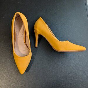 Ellen Tracy Gold Yellow Heels - Size 6